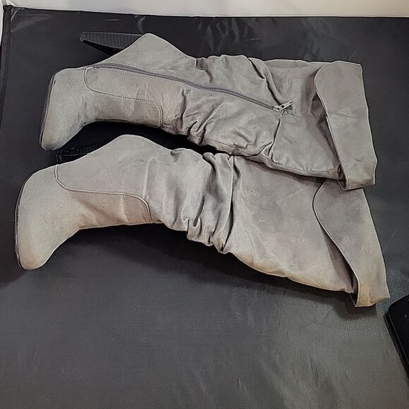 CHARLOTTE RUSSE LONG PLEATED ROUND TOE SOLID KNEE HIGH SLIP-ON BOOT - Picture 13 of 13